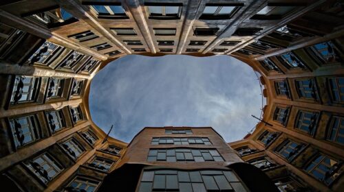 Le gardien d&rsquo;immeubles : le coût d&rsquo;un métier… ou le prix de son absence ?